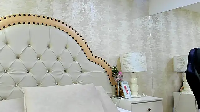 Snapshot of HollyOlson chatting on 02-18-26, 07:21 HollyOlson online show from 02-18-26, 07:21