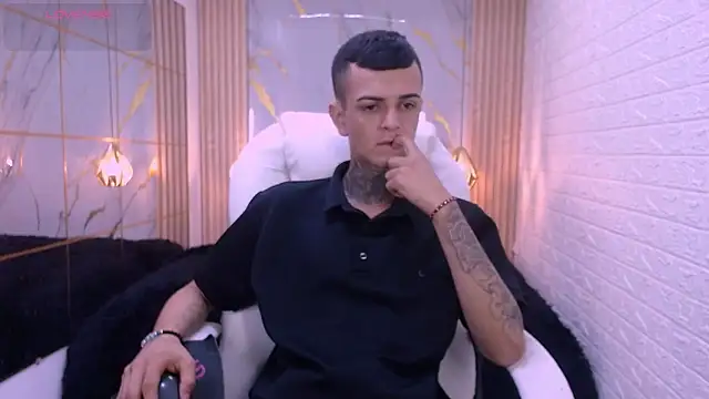 Snapshot of benjamin_anthony chatting on 02-20-26, 01:13 benjamin anthony online show from 02-20-26, 01:13