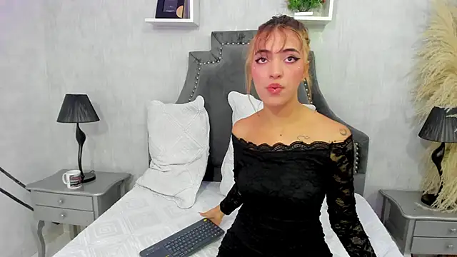 Snapshot of MarcoAndAllice chatting on 02-18-26, 04:21 MarcoAndAllice online show from 02-18-26, 04:21