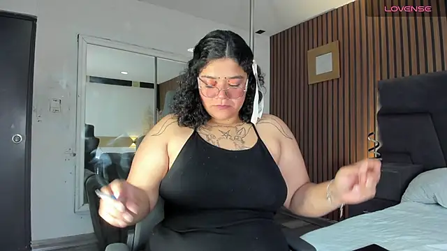 Snapshot of DarkReed chatting on 02-25-26, 06:02 DarkReed online show from 02-25-26, 06:02