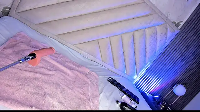 SarahRizof online show from 03-11-26, 05:23