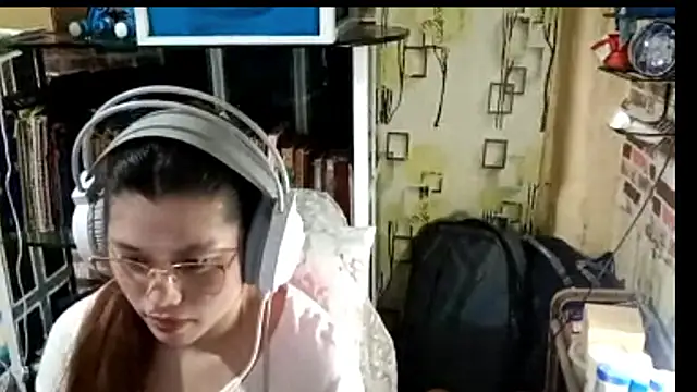 Snapshot of TennieReichow chatting on 03-25-26, 12:04 TennieReichow online show from 03-25-26, 12:04
