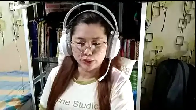 Snapshot of TennieReichow chatting on 03-19-26, 02:11 TennieReichow online show from 03-19-26, 02:11