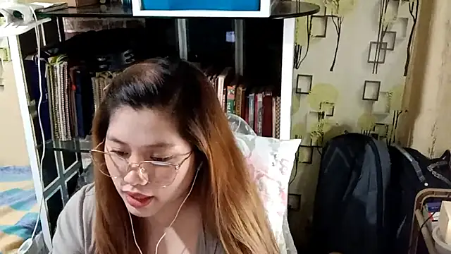 Snapshot of TennieReichow chatting on 03-20-26, 01:06 TennieReichow online show from 03-20-26, 01:06