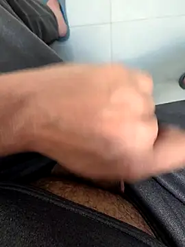 Snapshot of MoMnsi chatting on 02-12-26, 10:15 MoMnsi online show from 02-12-26, 10:15