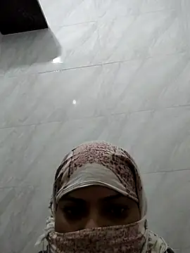 Snapshot of Anushka_Singh0 chatting on 06-17-26, 12:11 Anushka Singh0 online show from 06-17-26, 12:11