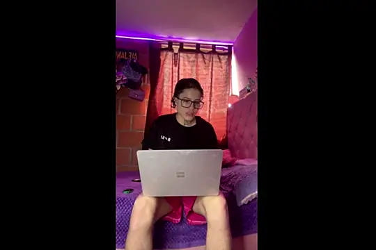Snapshot of Ale_cuzz chatting on 04-21-26, 07:53 Ale cuzz online show from 04-21-26, 07:53