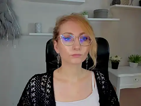 CinderellaMoon online show from 02-25-26, 06:35