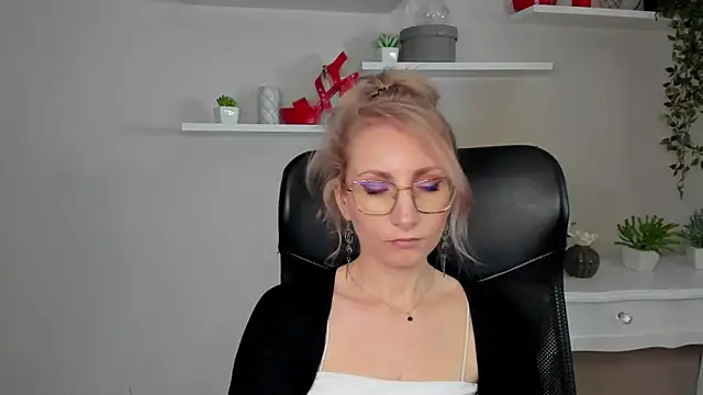 CinderellaMoon online show from 03-12-26, 06:28