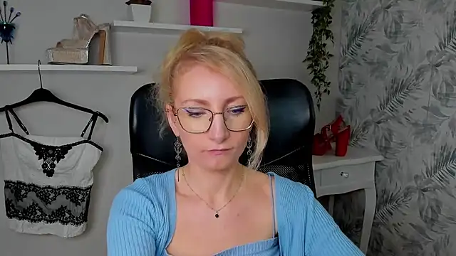 CinderellaMoon online show from 03-27-26, 06:22