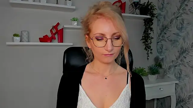 CinderellaMoon online show from 03-18-26, 06:27