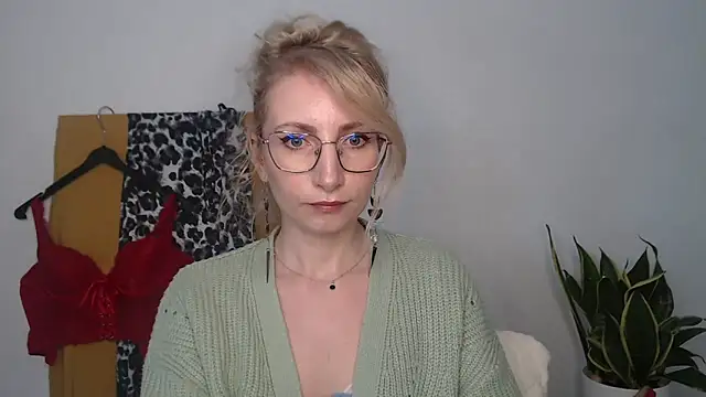 CinderellaMoon online show from 04-16-26, 06:47