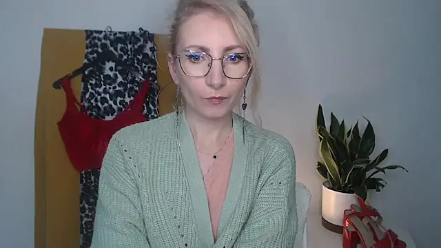 CinderellaMoon online show from 04-15-26, 05:24