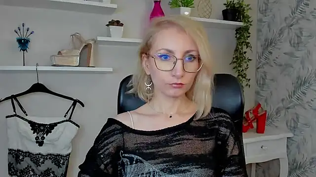 CinderellaMoon online show from 03-25-26, 06:24