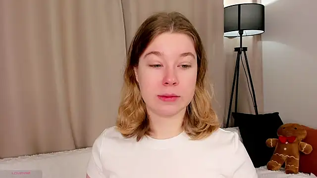 Snapshot of MaraaSwan chatting on 02-14-26, 10:32 MaraaSwan online show from 02-14-26, 10:32