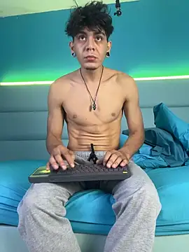 Snapshot of abrilandjulian chatting on 02-24-26, 11:44 abrilandjulian online show from 02-24-26, 11:44