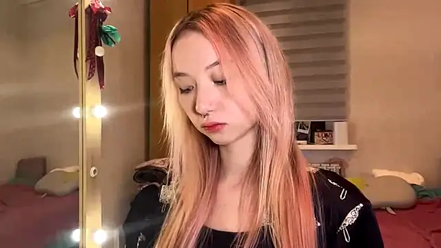 Snapshot of PinkTraible chatting on 02-14-26, 01:11 PinkTraible online show from 02-14-26, 01:11