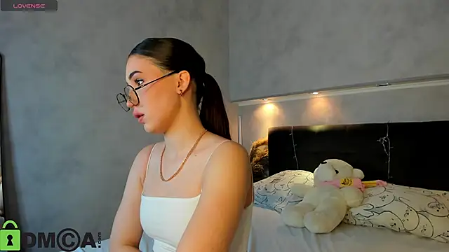 Emily Lews online show from 03-06-26, 01:00