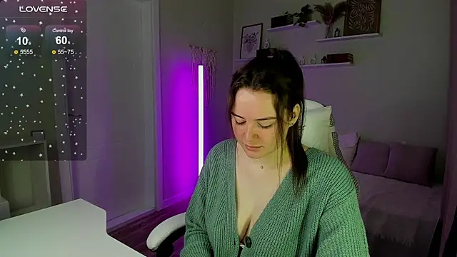 Snapshot of Laura_CollinsS chatting on 06-15-26, 01:06 Laura CollinsS online show from 06-15-26, 01:06