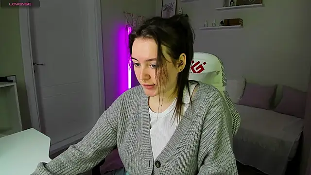Snapshot of Laura_CollinsS chatting on 05-28-26, 01:24 Laura CollinsS online show from 05-28-26, 01:24