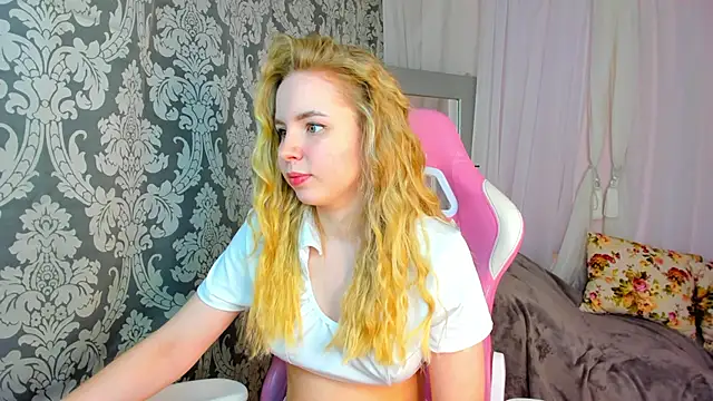 Snapshot of Linda__Bloom chatting on 05-27-26, 01:04 Linda Bloom online show from 05-27-26, 01:04