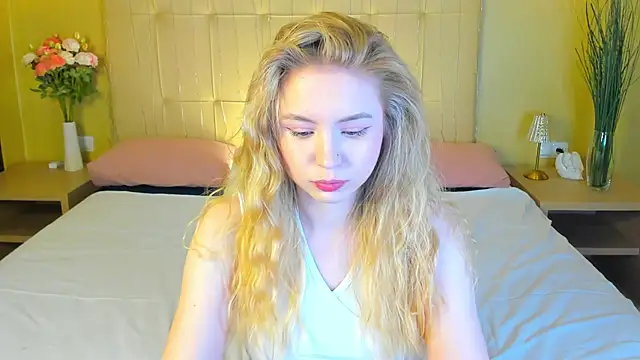 Snapshot of Linda__Bloom chatting on 05-09-26, 12:58 Linda Bloom online show from 05-09-26, 12:58