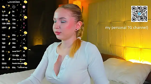 Snapshot of Linda__Bloom chatting on 04-23-26, 01:01 Linda Bloom online show from 04-23-26, 01:01