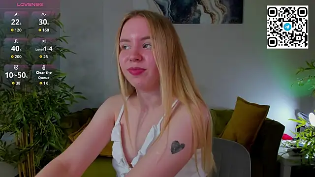 Snapshot of Linda__Bloom chatting on 06-14-26, 02:24 Linda Bloom online show from 06-14-26, 02:24