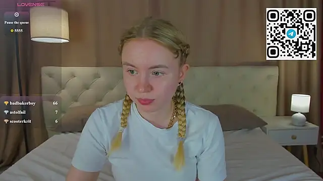 Snapshot of Linda__Bloom chatting on 06-11-26, 02:53 Linda Bloom online show from 06-11-26, 02:53