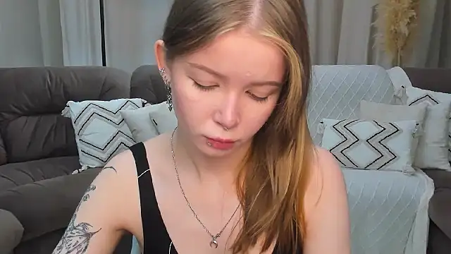 Snapshot of Violetta__Dreams chatting on 06-01-26, 04:24 Violetta Dreams online show from 06-01-26, 04:24