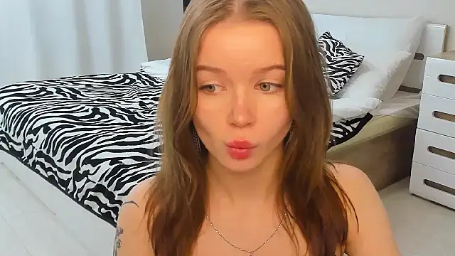 Snapshot of Violetta__Dreams chatting on 05-01-26, 09:14 Violetta Dreams online show from 05-01-26, 09:14