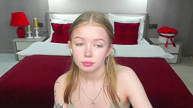 Snapshot of Violetta__Dreams chatting on 05-21-26, 06:16 Violetta Dreams online show from 05-21-26, 06:16