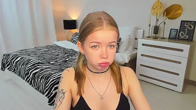 Snapshot of Violetta__Dreams chatting on 05-14-26, 06:05 Violetta Dreams online show from 05-14-26, 06:05