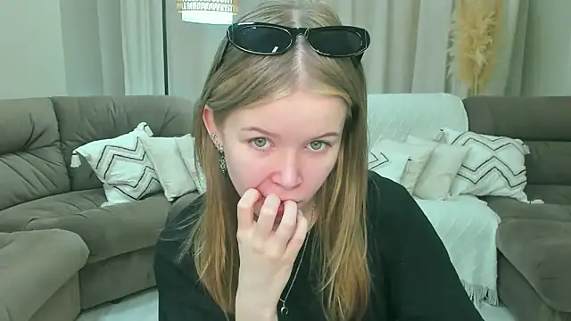 Snapshot of Violetta__Dreams chatting on 06-14-26, 04:14 Violetta Dreams online show from 06-14-26, 04:14