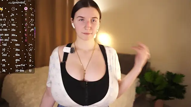 Snapshot of LuannStockbridge chatting on 02-20-26, 06:43 LuannStockbridge online show from 02-20-26, 06:43