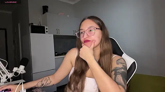 Snapshot of YettaUrive chatting on 02-19-26, 04:26 YettaUrive online show from 02-19-26, 04:26