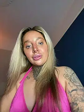 Snapshot of Summerwestt chatting on 02-15-26, 04:17 Summerwestt online show from 02-15-26, 04:17