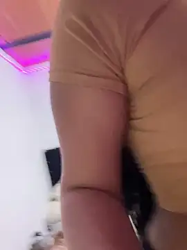 Snapshot of Valentina_Diaz15 chatting on 02-14-26, 02:12 Valentina Diaz15 online show from 02-14-26, 02:12