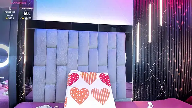 Snapshot of CamilaParisi chatting on 06-17-26, 12:04 CamilaParisi online show from 06-17-26, 12:04
