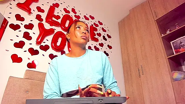 Snapshot of Giulia_Cash chatting on 03-06-26, 12:00 Giulia Cash online show from 03-06-26, 12:00