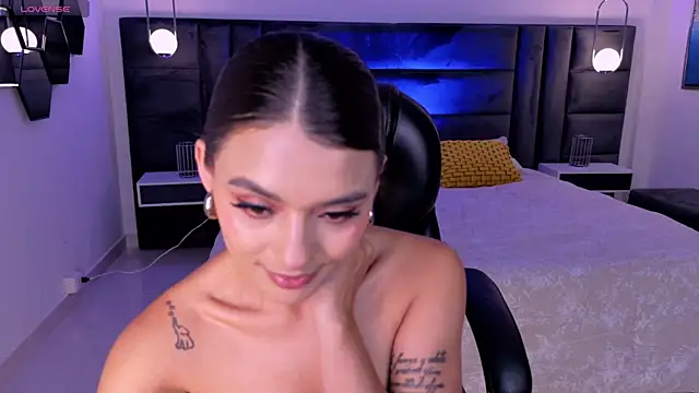 JulietteMoreau online show from 07-18-26, 06:49
