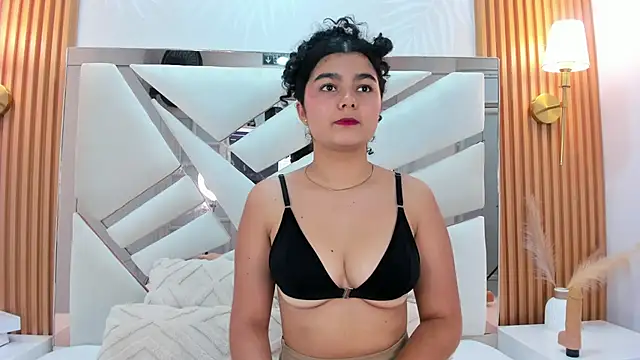 Snapshot of _Curly_Beauty chatting on 02-17-26, 04:26 Curly Beauty online show from 02-17-26, 04:26