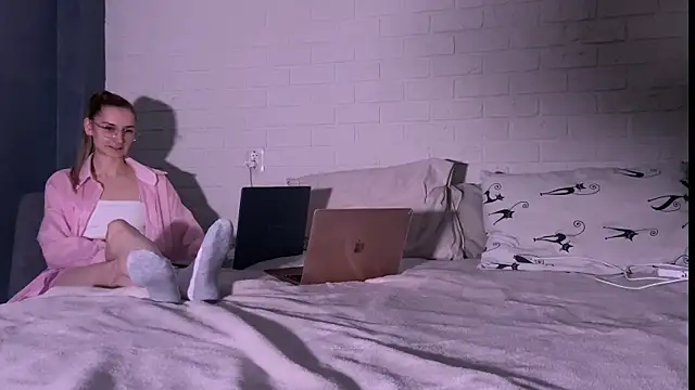 missmiroslava online show from 04-12-26, 05:27