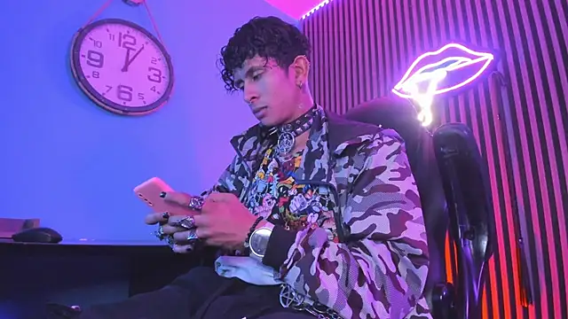 Snapshot of Maximoking26 chatting on 02-20-26, 04:09 Maximoking26 online show from 02-20-26, 04:09