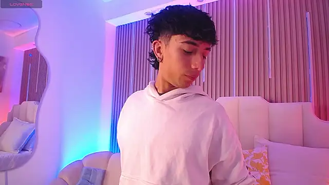 Snapshot of Aiden_Rivers_ chatting on 03-06-26, 12:44 Aiden Rivers online show from 03-06-26, 12:44