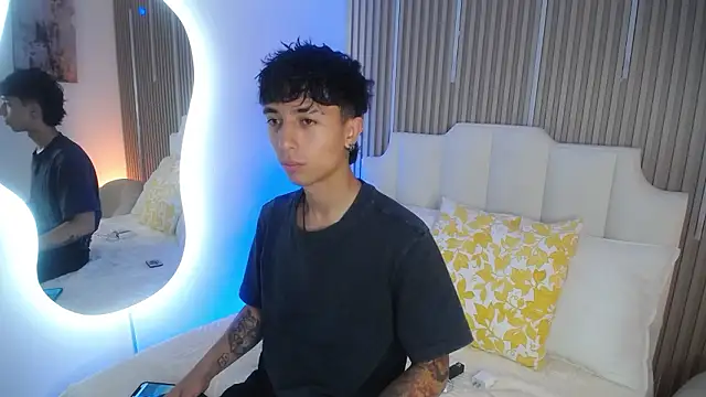 Snapshot of Aiden_Rivers_ chatting on 03-07-26, 12:43 Aiden Rivers online show from 03-07-26, 12:43