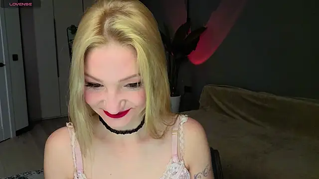 Snapshot of Vienna_Lioren chatting on 06-17-26, 06:24 Vienna Lioren online show from 06-17-26, 06:24