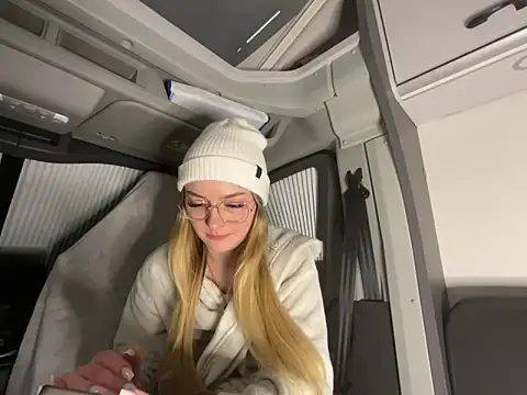 Snapshot of melanieTesss chatting on 02-18-26, 11:45 melanieTesss online show from 02-18-26, 11:45