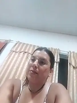 Snapshot of Lucia_queen chatting on 03-17-26, 04:15 Lucia queen online show from 03-17-26, 04:15