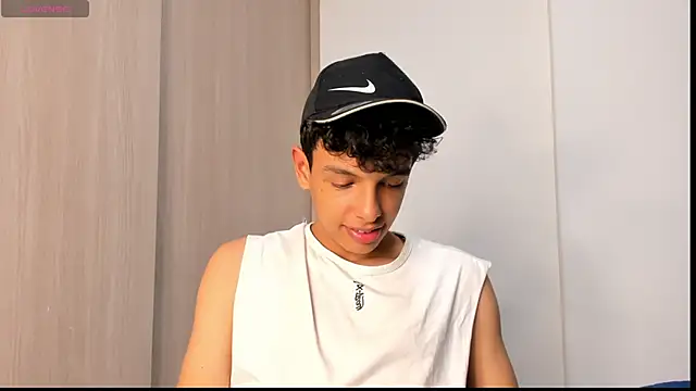 Snapshot of Maxfrost1 chatting on 02-22-26, 08:32 Maxfrost1 online show from 02-22-26, 08:32